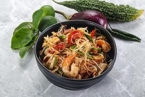 thaïlandais épicé vermicelle salade avec crevettes photo