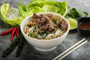 vietnamien traditionnel soupe pho bo avec du boeuf photo