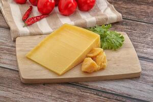 fromage à pâte dure parmesan avec petits morceaux photo