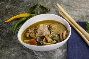 thaïlandais vert curry soupe avec basilic photo