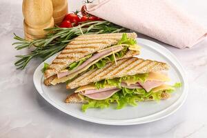 fait maison club sandwich avec jambon et fromage photo