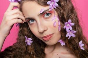 magnifique fille avec fleurs dans dans cheveux photo