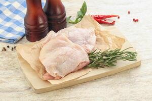 cuisses de poulet crues par-dessus bord photo