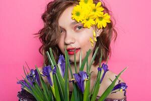 une magnifique Jeune fille, sur une rose Contexte photo