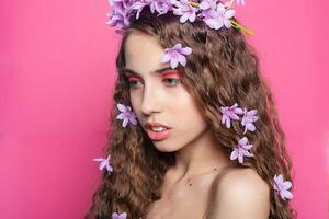 magnifique fille avec fleurs dans dans cheveux photo