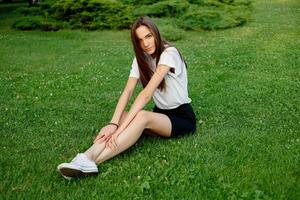 jolie fille dans une blanc T-shirt photo