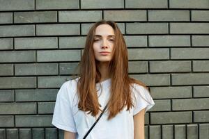 jolie fille dans une blanc T-shirt photo