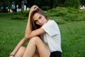 jolie fille dans une blanc T-shirt photo