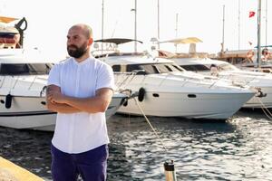 photo de Beau homme avec luxe yacht dans Port