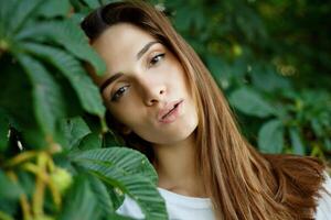 jolie fille dans une blanc T-shirt photo