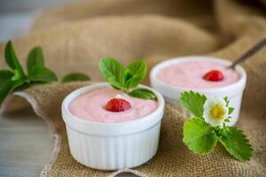 sucré fromage blanc Masse fouetté avec Frais des fraises dans une bol photo