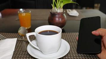 petit-déjeuner avec un smartphone qui ne traîne jamais photo