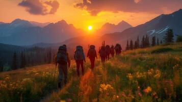 ai généré nombreuses sportif gens marcher dans montagnes à le coucher du soleil avec sacs à dos dans altaï montagnes, Sibérie. photo