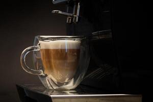 chaud café avec Lait sur noir Contexte photo