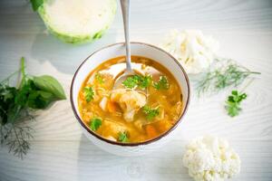 légume été soupe avec choufleur dans une bol photo