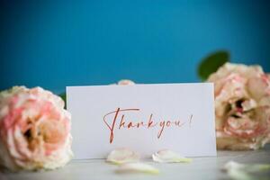 bouquet de magnifique Orange des roses sur table photo