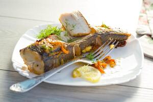 poisson cuit avec épices et des légumes dans le four. photo