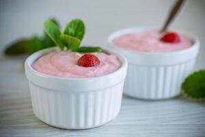 sucré fromage blanc Masse fouetté avec Frais des fraises dans une bol photo