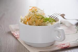 Choucroute avec carottes et épices dans une blanc bol photo