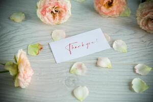 bouquet de magnifique Orange des roses sur table photo