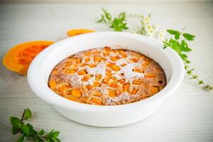 sucré citrouille tarte avec citrouille tranches dans une céramique moule photo