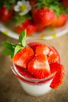 sucré fait maison yaourt avec fraise confiture et Frais des fraises dans une verre tasse photo