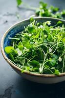 ai généré vert sérénité noyau agricole pois tirer salade avec soumissionner printemps légumes verts photo