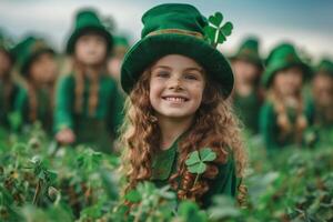 ai généré joyeux enfant dans lutin costume célébrer st. patrick's journée en plein air photo