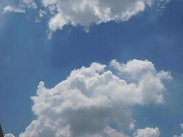 ciel bleu et nuages blancs photo