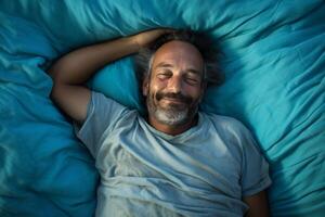 ai généré de un aérien perspective, une homme mensonges dans lit en dessous de une turquoise couverture photo