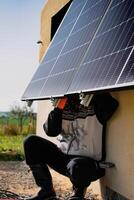solaire panneaux sur une bien exposé mur de un individuel loger, fabrication des économies Suivant le énergie crise, éco-citoyen geste, vert énergie photo
