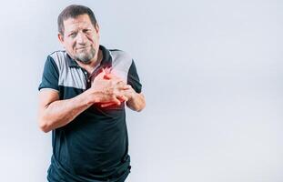 Sénior homme avec tachycardie émouvant le sien poitrine. personnes âgées la personne avec cœur problèmes. vieux homme avec cœur douleur émouvant poitrine isolé photo