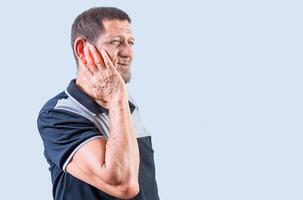 Sénior homme Souffrance de oreille douleur isolé. la personne avec otite et acouphène. Sénior gens avec mal d'oreille isolé photo