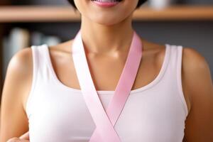 ai généré une fermer de une rose et beige ruban sur une femme poitrine dans soutien de le causes de Sein cancer. photo