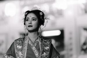 femme robe Chine Nouveau an. portrait de une femme. la personne dans traditionnel costume. femme dans traditionnel costume. magnifique Jeune femme dans une brillant rouge robe et une couronne de chinois reine posant. photo