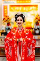 femme robe Chine Nouveau an. portrait de une femme. la personne dans traditionnel costume. femme dans traditionnel costume. magnifique Jeune femme dans une brillant rouge robe et une couronne de chinois reine posant. photo