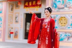 femme robe Chine Nouveau an. portrait de une femme. la personne dans traditionnel costume. femme dans traditionnel costume. magnifique Jeune femme dans une brillant rouge robe et une couronne de chinois reine posant. photo