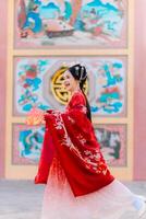 femme robe Chine Nouveau an. portrait de une femme. la personne dans traditionnel costume. femme dans traditionnel costume. magnifique Jeune femme dans une brillant rouge robe et une couronne de chinois reine posant. photo