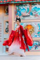 femme robe Chine Nouveau an. portrait de une femme. la personne dans traditionnel costume. femme dans traditionnel costume. magnifique Jeune femme dans une brillant rouge robe et une couronne de chinois reine posant. photo