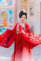 femme robe Chine Nouveau an. portrait de une femme. la personne dans traditionnel costume. femme dans traditionnel costume. magnifique Jeune femme dans une brillant rouge robe et une couronne de chinois reine posant. photo