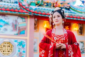 femme robe Chine Nouveau an. portrait de une femme. la personne dans traditionnel costume. femme dans traditionnel costume. magnifique Jeune femme dans une brillant rouge robe et une couronne de chinois reine posant. photo