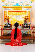 femme robe Chine Nouveau an. portrait de une femme. la personne dans traditionnel costume. femme dans traditionnel costume. magnifique Jeune femme dans une brillant rouge robe et une couronne de chinois reine posant. photo