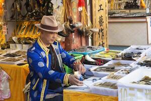 Shuzheng, Sichuan, Chine, 2015, artisan fabrication peignes, Shuzheng Tibétain village, jiuzhaigou nationale parc, sichuan province, Chine photo