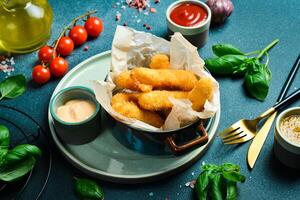 frit fromage des bâtons avec Burger sauce. proche en haut. sur une assiette sur une noir pierre Contexte. photo