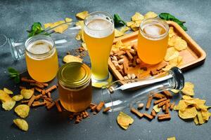 Bière bannière. une ensemble de différent les types de Bière dans des lunettes et collations. Haut voir. photo