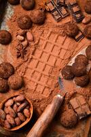 sucré Chocolat truffes avec cacao poudre. sur une foncé Chocolat Contexte. cacao haricots. photo