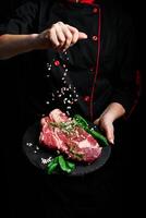 du boeuf steak et sel par chef sur le Contexte avec gratuit espace pour texte conception ou logotype menu restaurant. Viande. sur une noir Contexte. photo