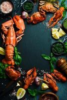 homard. bannière, gratuit espace pour texte. grillé homard, Crabe et écrevisse avec citron et basilic sur une noir ardoise planche. photo