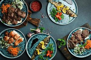 une ensemble de Viande vaisselle shish kebab, kebab, steak, poisson. sur une noir Contexte. Haut voir. gratuit espace pour texte. photo