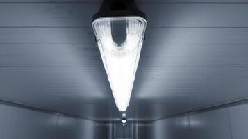 fermer de une installation une longue LED lumière ampoule sur le plafond couloir chambre. photo